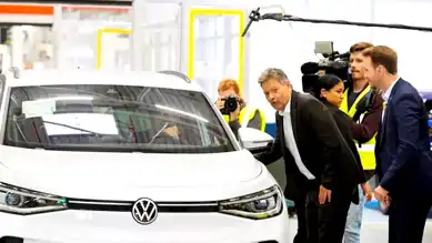 Habeck'ten VW'ye: 20 Bin Euro'luk Elektrikli Araba!